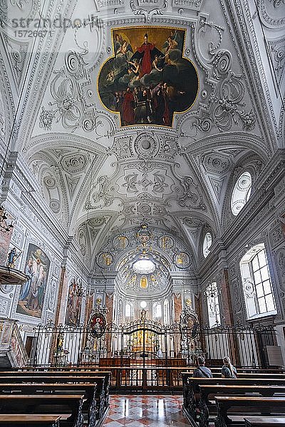Innenraum  Deckengewölbe und Altarraum  Jesuitenkirche  Hall in Tirol  Tirol  Österreich  Europa