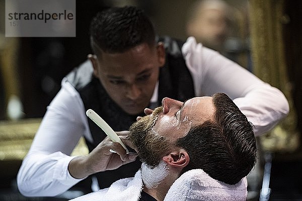 Friseur  der einen Bart schneidet  traditionelles Friseurgeschäft  Mr Cobbs  Kapstadt  Südafrika  Afrika