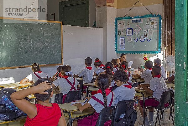 Schulklasse  Trinidad  Kuba  Mittelamerika