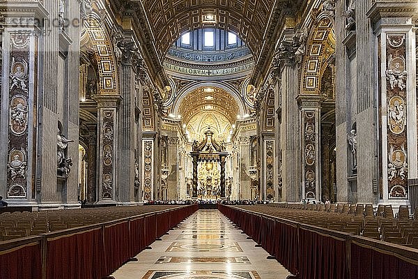 Kirchenschiff  Innenraum  Vatikan  Petersdom  Rom  Latium  Italien  Europa