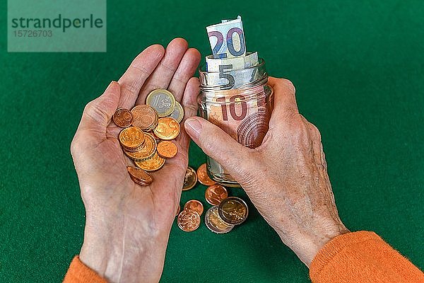 Symbolfoto Rente  Hände einer alten Frau  Rentnerin  mit Geld  Deutschland  Europa