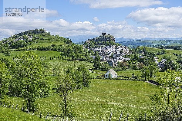 Dorf und Schloss  Apchon  Cheylade-Tal  Naturpark der Vulkane der Auvergne  Departement Cantal  Auvergne Rhone Alpes  Frankreich  Europa