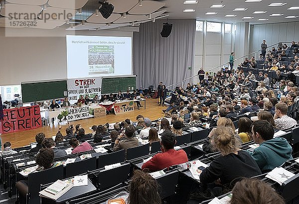 Klimastreik  Vollversammlung der Studierenden im Hörsaal der Freien Universität Berlin  FU Berlin  Fridays for Future  Berlin  Deutschland  Europa