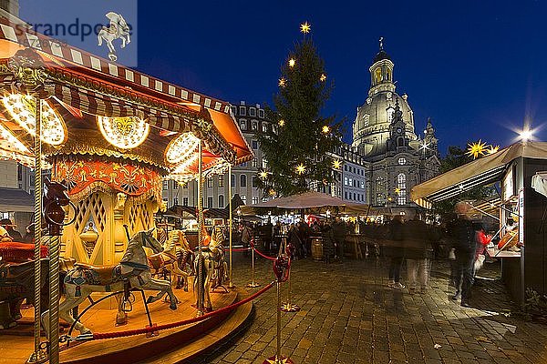 Advent auf dem Neumarkt  Weihnachtsmarkt vor der Frauenkirche mit historischem Karussell  Dresden  Sachsen  Deutschland  Europa