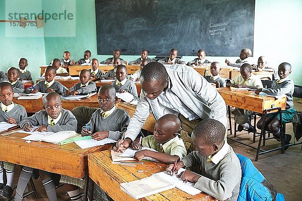 Schüler mit Lehrern im Klassenzimmer beim Unterricht in der Grundschule  Mirisa-Academy  Nakuru  Kenia  Afrika