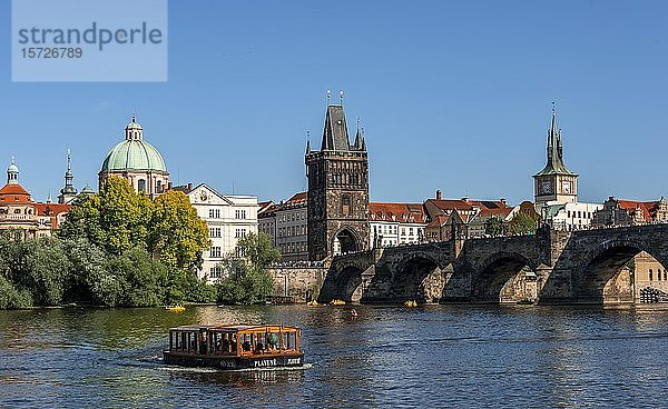 Moldau mit Boot  Kreuzherrenkirche  Karlsbrücke mit Altstädter Brückenturm und Wasserturm  Prag  Böhmen  Tschechische Republik  Europa