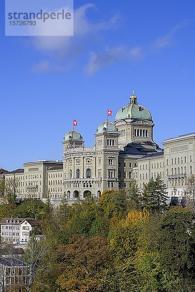 Bundeshaus mit wehender Schweizer Fahne  Parlaments- und Regierungsgebäude  Altstadt  Bern  Schweiz  Europa