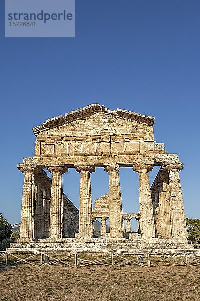 Griechisch-dorischer Tempel der Athene  archäologische Stätte von Paestum  Nationalpark Cilento  Salerno  Kampanien  Italien  Europa