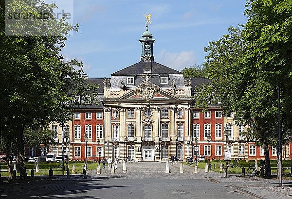 Fürstbischöfliches Schloss mit Westfälischer Wilhelms-Universität  Münster  Nordrhein-Westfalen  Deutschland  Europa