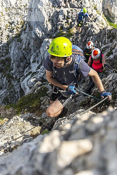 Bergsteiger mit Helm auf einem gesicherten Klettersteig  Mittenwalder Klettersteig  Karwendelgebirge  Mittenwald  Deutschland  Europa