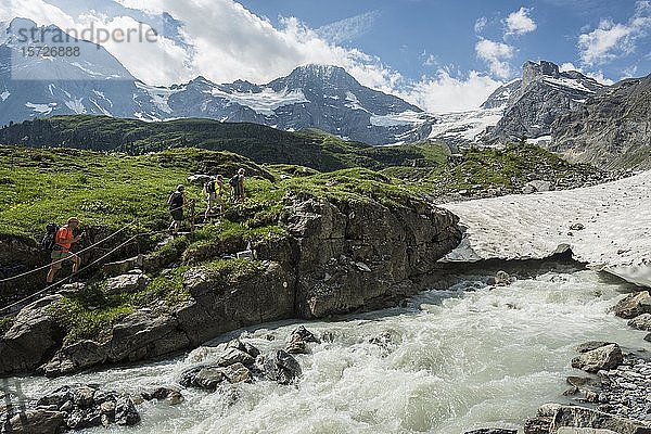 Wandergruppe am Gletscherbach  hinteres Lauterbrunnental  Schweizer Alpen Jungfrau-Aletsch  Berner Oberland  Schweiz  Europa