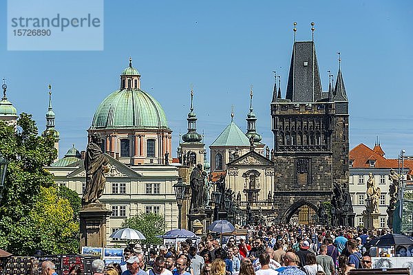 Menschenmenge auf der Karlsbrücke  Karl?v most  in der Hinterkuppel der Kirche des Heiligen Kreuzes mit dem Altstädter Brückenturm  Prag  Böhmen  Tschechische Republik  Europa