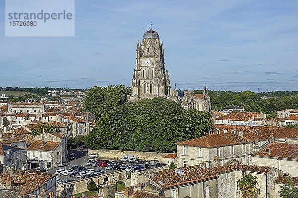 Stadtansicht  Häuser  Kathedrale Saint Pierre  Saintes  Nouvelle-Aquitaine  Frankreich  Europa