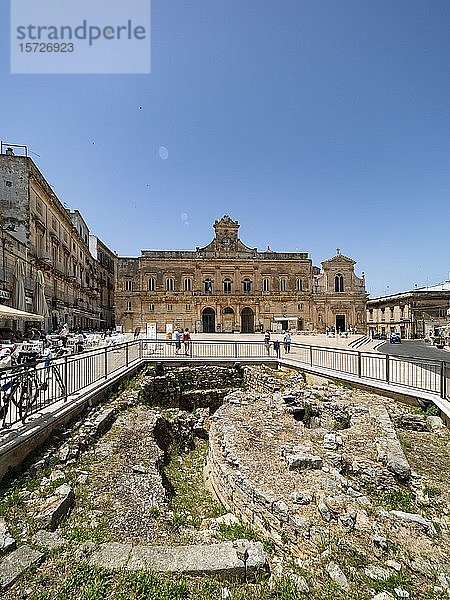Historische Ruinen in der Altstadt  Bergdorf  Ostuni  Apulien  Italien  Europa