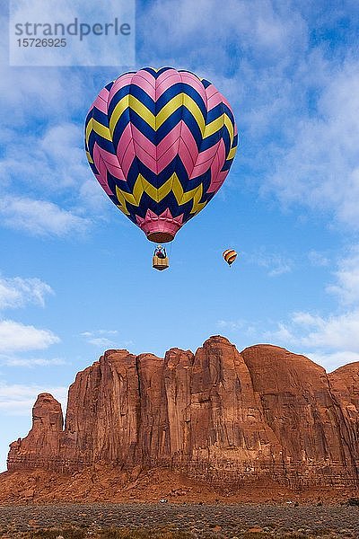 Zwei Heißluftballons fliegen über Camel Butte  Ballonfestival im Monument Valley  Monument Valley Navajo Tribal Park  Arizona  USA  Nordamerika