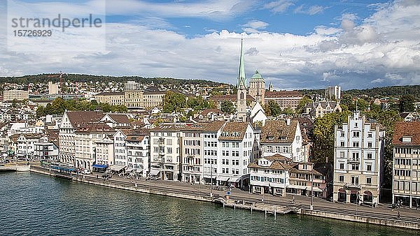 Altstadt mit Predigerkirche und Universität  vor Limmatquai und Limmat  Zürich  Schweiz  Europa