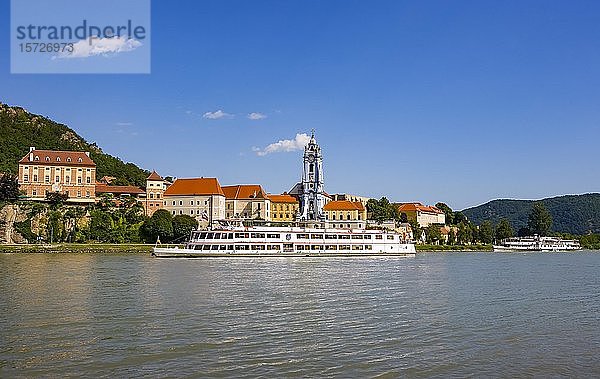 Ausflugsschiff auf der Donau vor der Barockkirche des Stiftes Dürnstein  Dürnstein  Wachau  Niederösterreich  Österreich  Europa