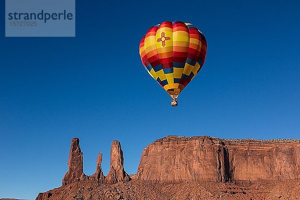 Heißluftballon fliegt vor den Three Sisters  Ballonfestival im Monument Valley  Monument Valley Navajo Tribal Park  Arizona  USA  Nordamerika