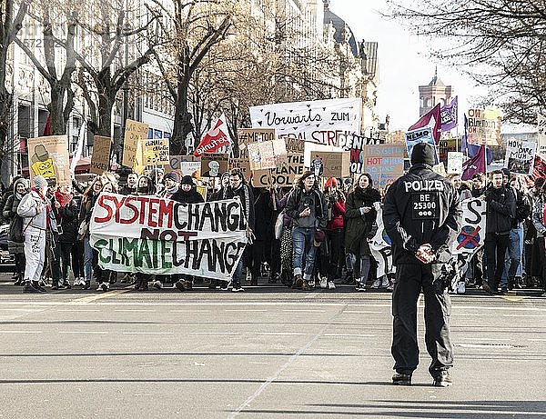 Polizist beobachtet Demonstration beim Klimastreik  Fridays for Future  Berlin  Deutschland  Europa