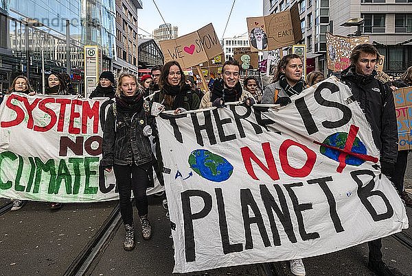 Klimastreik  Studenten mit Transparenten bei der Demonstration  Fridays for Future  Berlin  Deutschland  Europa