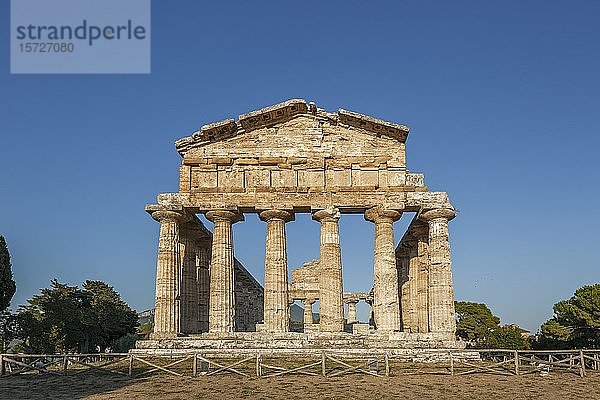 Griechisch-dorischer Tempel der Athene  archäologische Stätte von Paestum  Nationalpark Cilento  Salerno  Kampanien  Italien  Europa