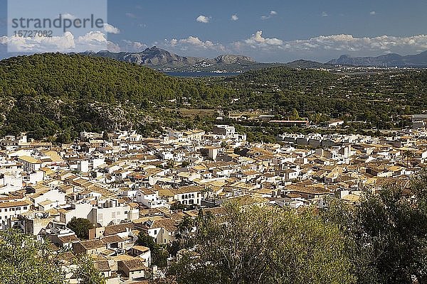 Blick auf das Dorf mit Umgebung des Kalvarienbergs  Pollenca  Mallorca  Balearen  Spanien  Europa