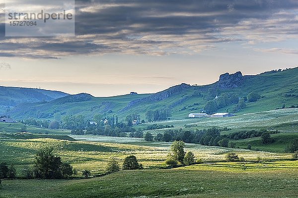 Santoire-Tal bei Dienne  Naturpark der Vulkane der Auvergne  Departement Cantal  Auvergne Rhône-Alpes  Frankreich  Europa