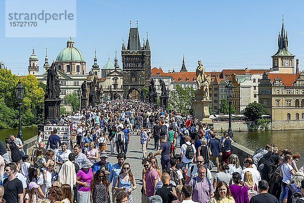 Menschenmenge auf der Karlsbrücke  Karl?v most  in der Hinterkuppel der Kirche des Heiligen Kreuzes mit dem Altstädter Brückenturm  Prag  Böhmen  Tschechische Republik  Europa