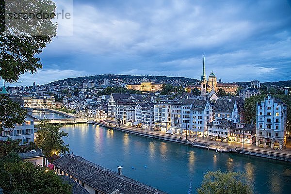 Blick auf das Niederdorf in der Abenddämmerung  Predigerkirche und Universität im Hintergrund  Limmat mit Limmatquai im Vordergrund  Zürich  Schweiz  Europa
