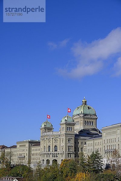 Bundeshaus mit wehender Schweizer Fahne  Parlaments- und Regierungsgebäude  Altstadt  Bern  Schweiz  Europa
