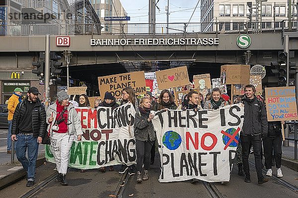 Klimastreik  Studenten mit Transparenten bei der Demonstration  Fridays for Future  Friedrichstraße  Berlin  Deutschland  Europa