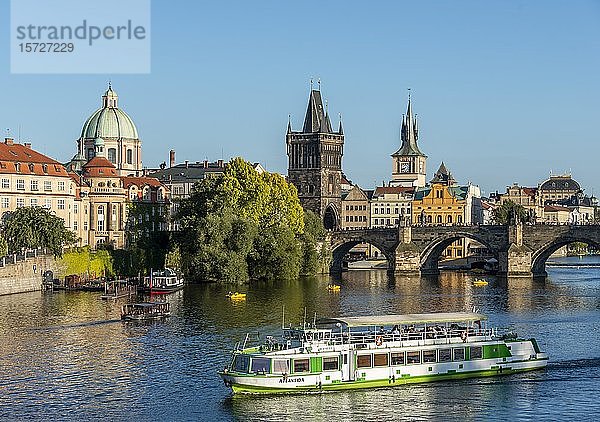 Moldau mit Booten  Kirche des Heiligen Kreuzes  Karlsbrücke mit Altstädter Brückenturm und Wasserturm  Prag  Böhmen  Tschechische Republik  Europa