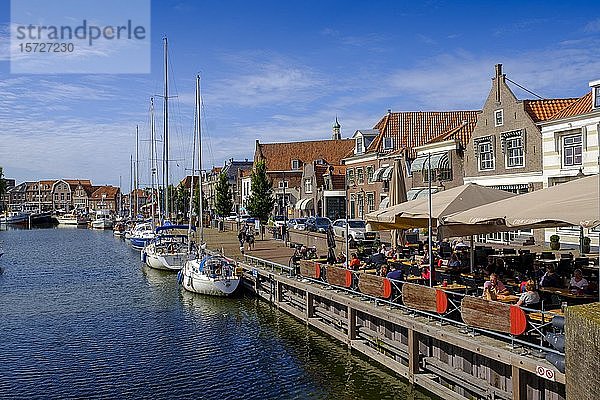 Straßencafé am alten Hafen  Oude Haven  Enkhuizen  Nordholland  Westfriesland  Holland  Niederlande