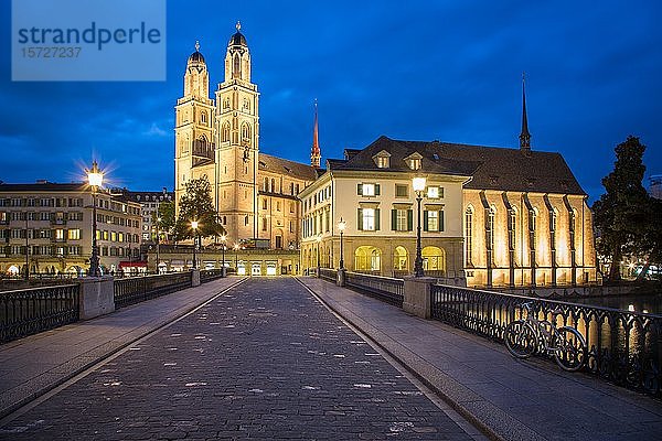 Münsterbrücke mit Grossmünsterkirche in der Abenddämmerung  Zürich  Schweiz  Europa
