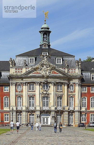 Fürstbischöfliches Schloss mit Westfälischer Wilhelms-Universität  Münster  Nordrhein-Westfalen  Deutschland  Europa