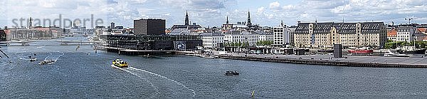 Blick vom Königlichen Opernhaus Kopenhagen  Stadtansicht mit dem Königlichen Dänischen Schauspielhaus  Hafen  Københavns Havn  Kopenhagen  Dänemark  Europa