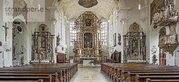 Barockes Kirchenschiff mit Hochaltar  Pfarrkirche St. Johannes der Täufer  Altstadt  Hilpoltstein  Mittelfranken  Franken  Bayern  Deutschland  Europa