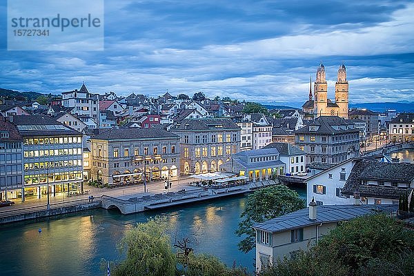 Blick auf die Altstadt in der Abenddämmerung  im Hintergrund die Kirche Grossmünster  im Vordergrund das Limmatquai an der Limmat  Zürich  Schweiz  Europa