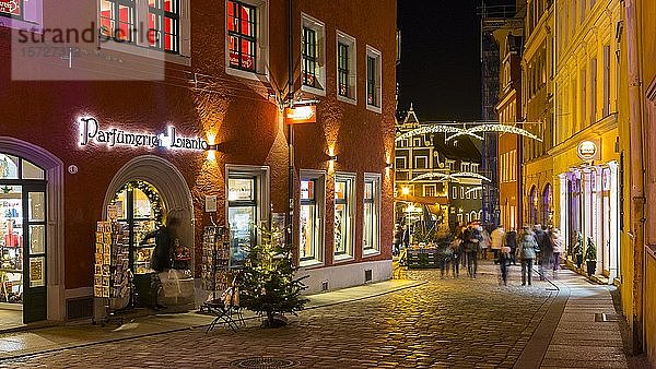 Marktgasse zum kleinen Markt  weihnachtlich beleuchtet  Nachtaufnahme  Meißen  Sachsen  Deutschland  Europa
