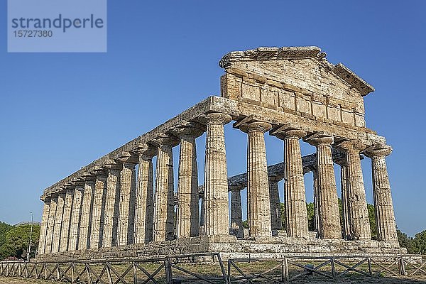 Griechisch-dorischer Tempel der Athene  archäologische Stätte von Paestum  Nationalpark Cilento  Salerno  Kampanien  Italien  Europa