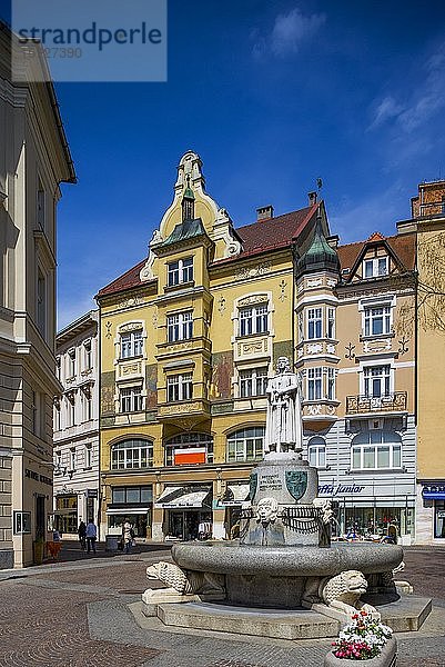 Altstadt  Fußgängerzone mit Bernhard von Spanheim-Brunnen am Dr. Arthur Lemisch Platz  Klagenfurt  Kärnten  Österreich  Europa