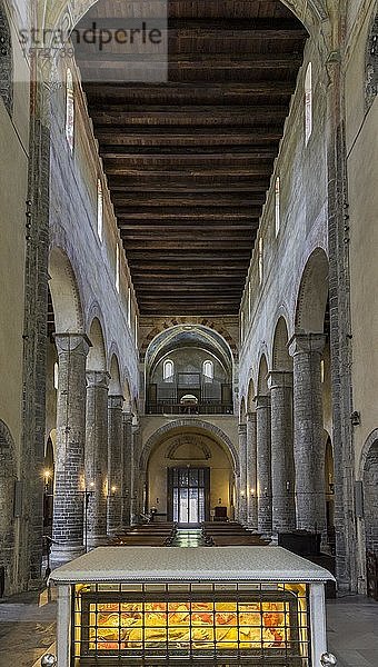 Kirchenschiff mit Reliquie des Heiligen Abbondio  Basilica di Sant Abbondio  Como  Provinz Como  Italien  Europa