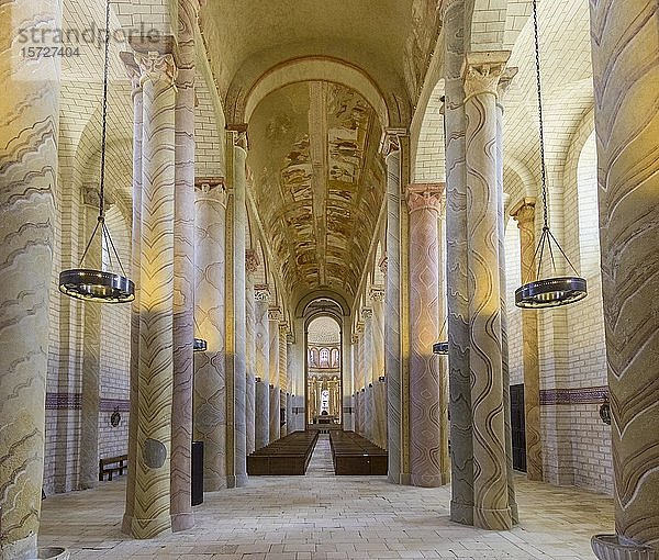 Kirchenschiff mit Deckenfresko um 1100  Abteikirche  Saint-Savin  Departement Vienne  Frankreich  Europa
