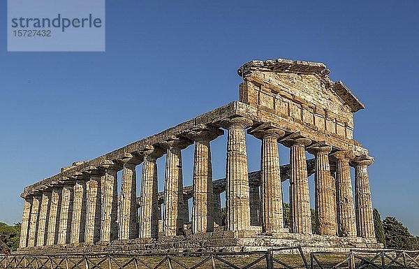 Griechisch-dorischer Tempel der Athene  archäologische Stätte von Paestum  Nationalpark Cilento  Salerno  Kampanien  Italien  Europa