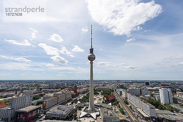 Stadtansicht mit Blick auf den Berliner Fernsehturm Alex  Berlin-Mitte  Berlin  Deutschland  Europa