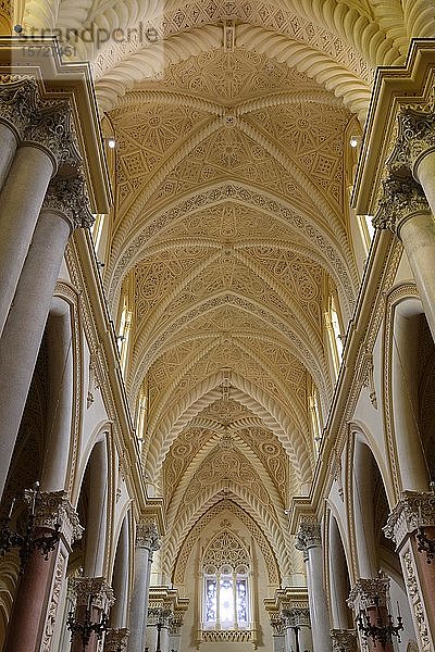 Kirchenschiff  Tonnengewölbe mit Stuck  Innenansicht  Dom von Neapel  Duomo di Napoli  Erice  Sizilien  Italien  Europa