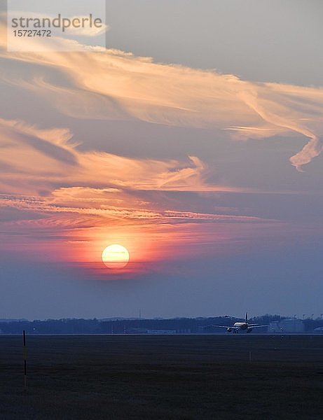 Flugzeug auf der Startbahn bei Sonnenuntergang  Flughafen München  Oberbayern  Bayern  Deutschland  Europa
