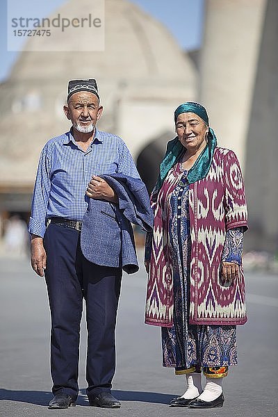 Usbekisches Paar  65 und 67 Jahre  in typischer Kleidung  Bukhara  Provinz Buxoro  Usbekistan  Asien