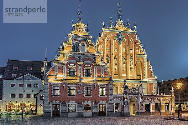Beleuchtetes Haus der Schwarzköpfe bei Nacht  Jugendstil  Riga  Lettland  Europa