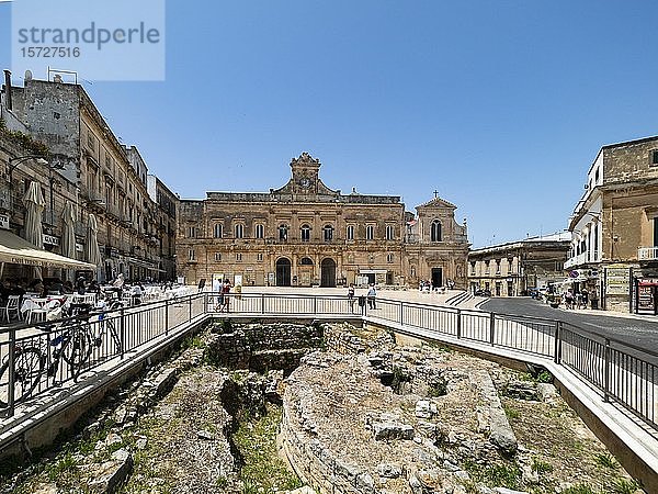 Historische Ruinen in der Altstadt  Bergdorf  Ostuni  Apulien  Italien  Europa